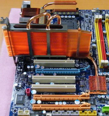 gigabyte%20EP45%20extreme%2002.jpg